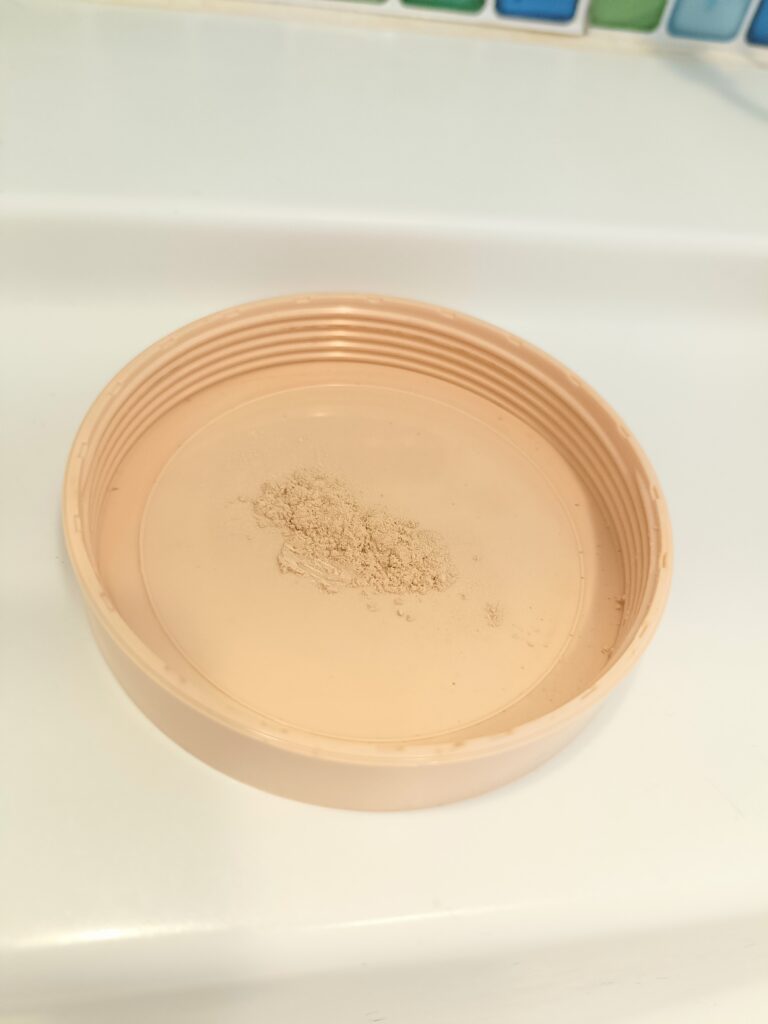 オンリーミネラルファンデーションの容器とパウダー