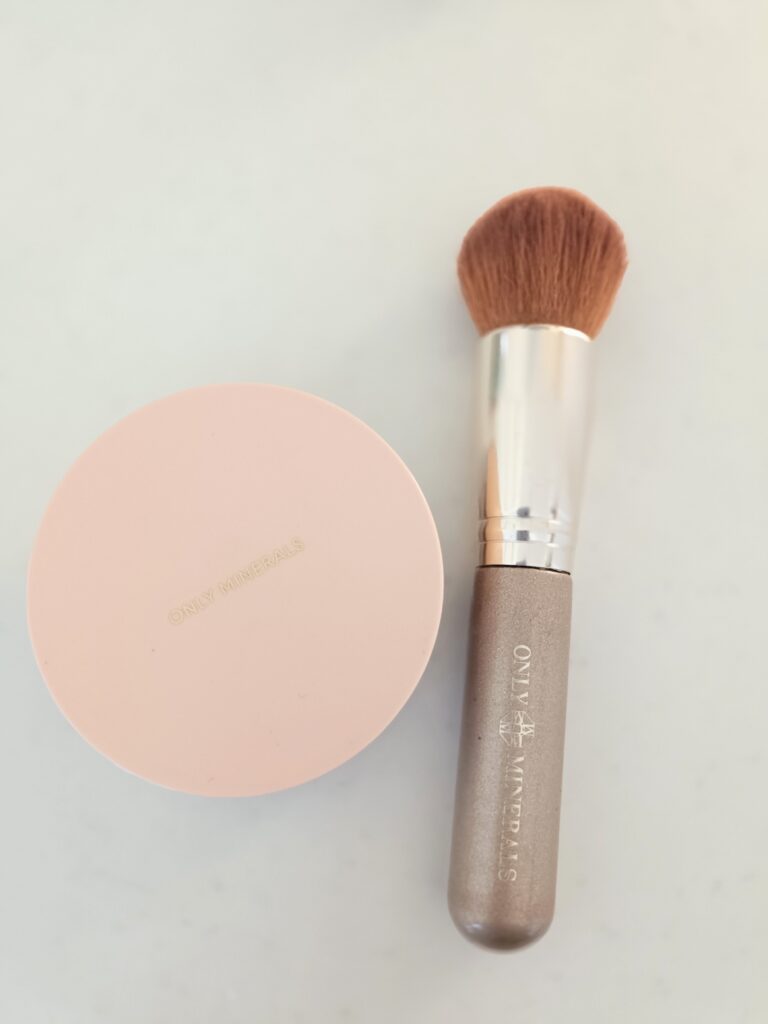 自然派に愛されるオンリーミネラルファンデーションの容器とブラシ