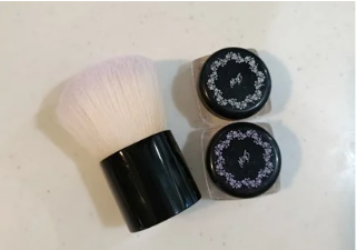 大人肌にも合うレイチェルワインミネラルファンデーションと専用ブラシのセット