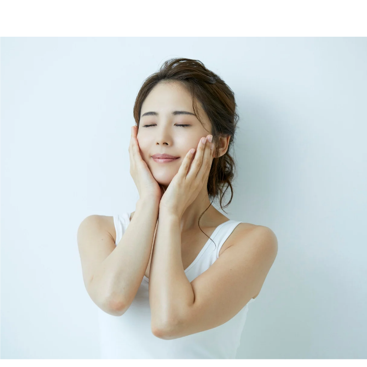 肌が綺麗になって喜ぶ女性